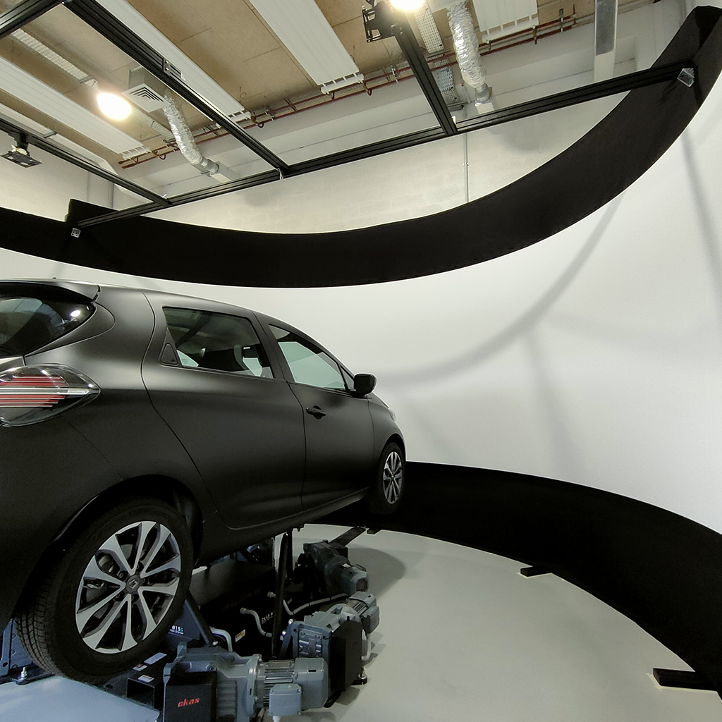 simulateur automobile sur vérin avec écran de projection incurvé