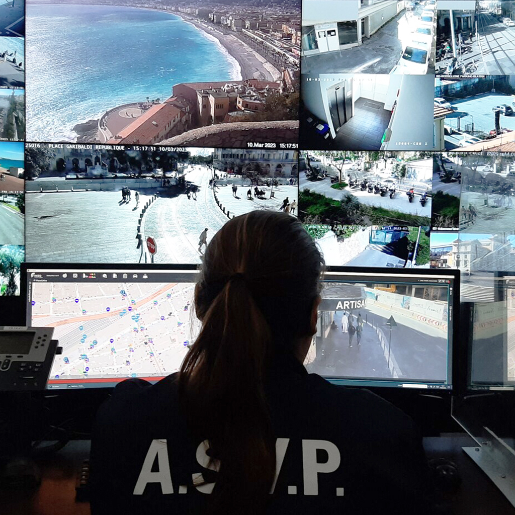 mur d'image avec opérateur d'un centre de surveillance urbain