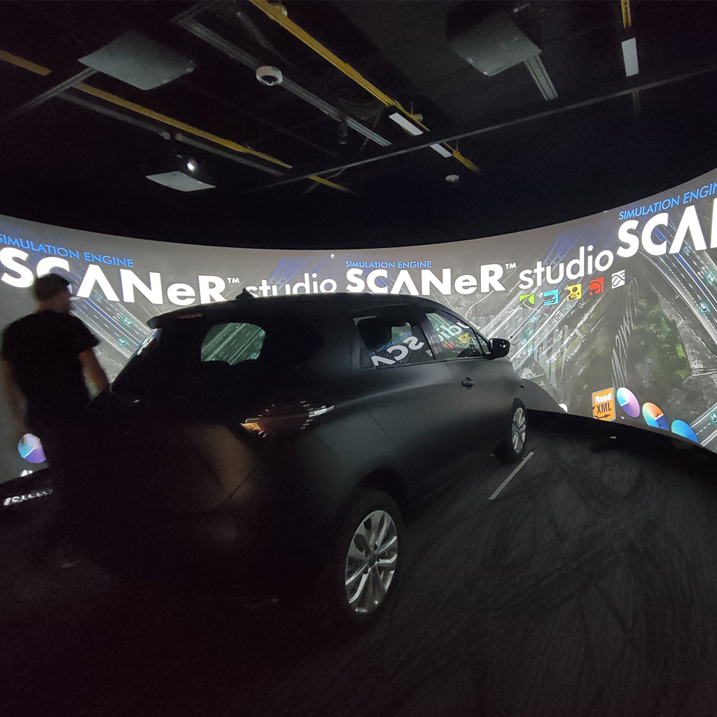 simulateur automobile avec écran de projection incurvé autour d'une voiture