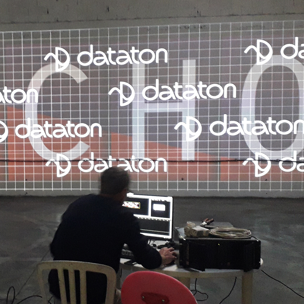 paramétrage d'une salle immersive avec projection sur mur