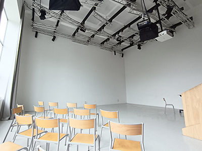 amphithéâtre équipé de sonorisation, vidéoprojection et équipements scénique