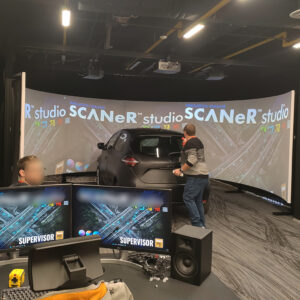 simulateur automobile avec écran de projection incurvé