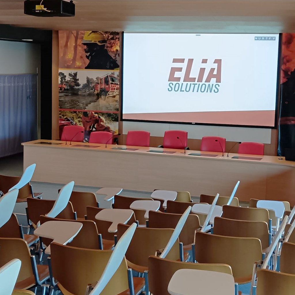 amphithéâtre avec système de vidéoprojection, sonorisation et conférence