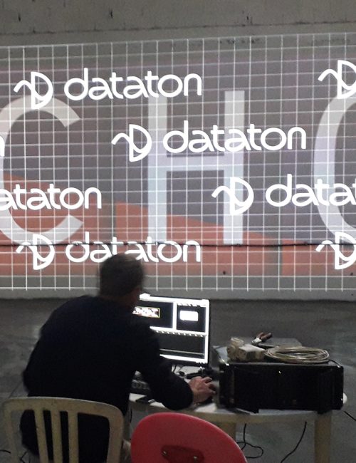 paramétrage d'une salle immersive avec projection sur mur