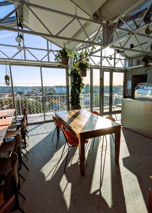 bar lumineux équipé d'un système de sonorisation