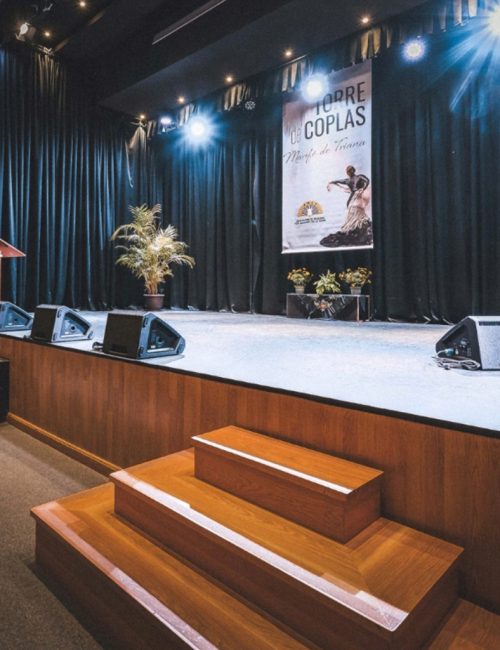 scène équipé d'un système de sonorisation et lyre LED