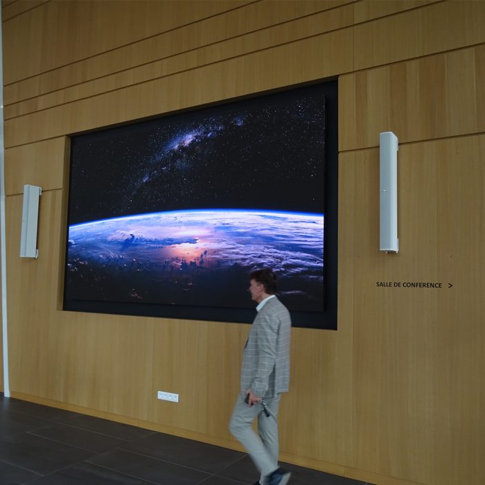 Hall de réception équipé d'un écran LED intérieur COB pitch 1.25